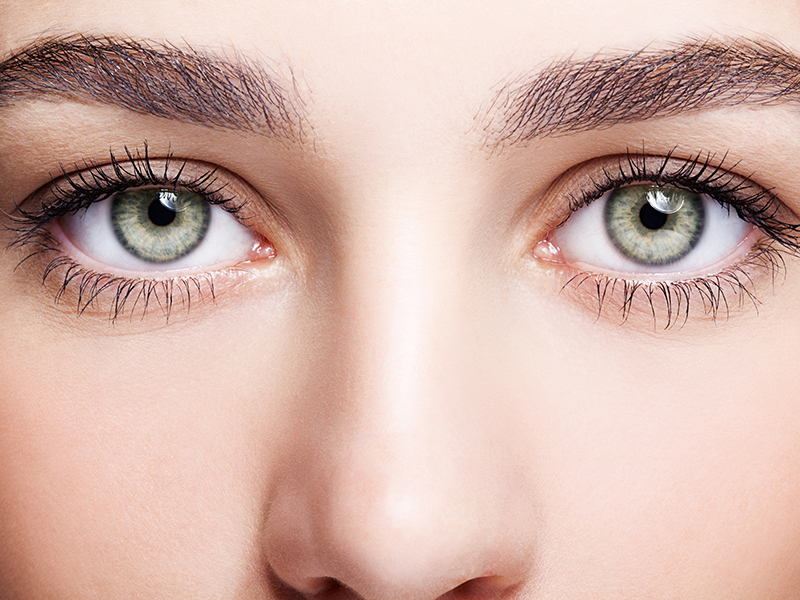 Befeuchtende Augentropfen kommen bei trockenen Augen zum Einsatz.