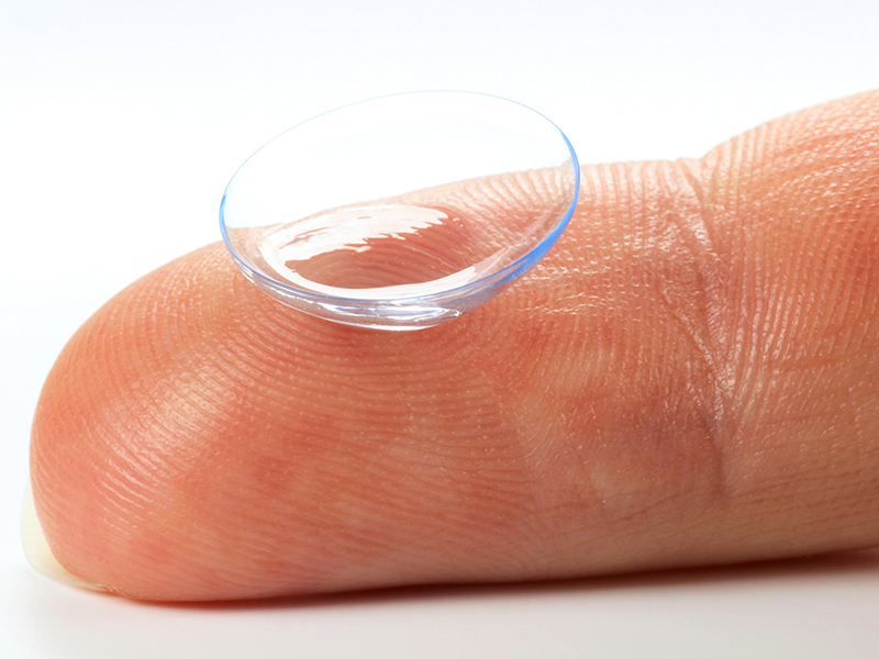 Kontaktlinsen einsetzen: Zunächst wird die Linse auf die Fingerspitze platziert.
