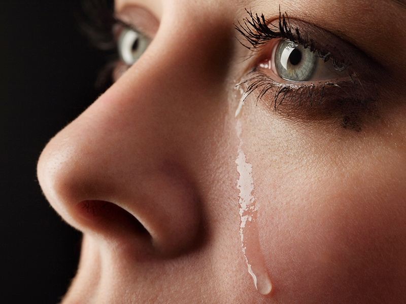 Tränende Augen können ein Symptom trockener Augen sein.