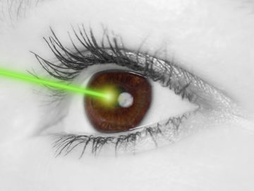 Auge mit grünem Laser